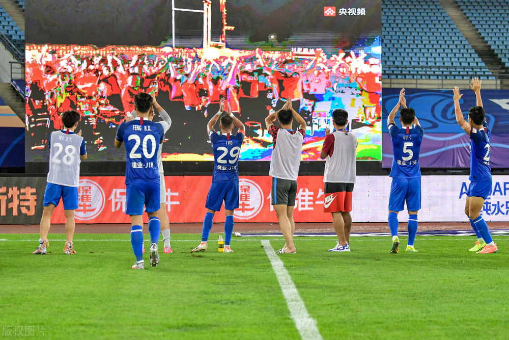  主场氛围助力腾飞，球迷助威声震屋瓦