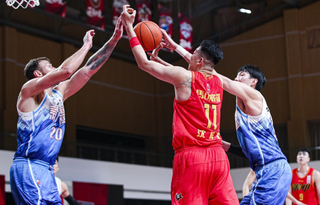  篮坛新星闪耀赛场展非凡实力