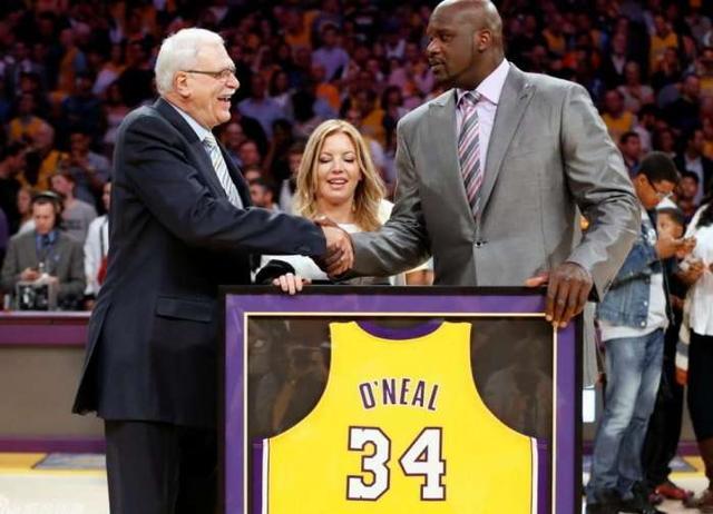  传奇球星退役仪式举行，球迷含泪送别偶像  