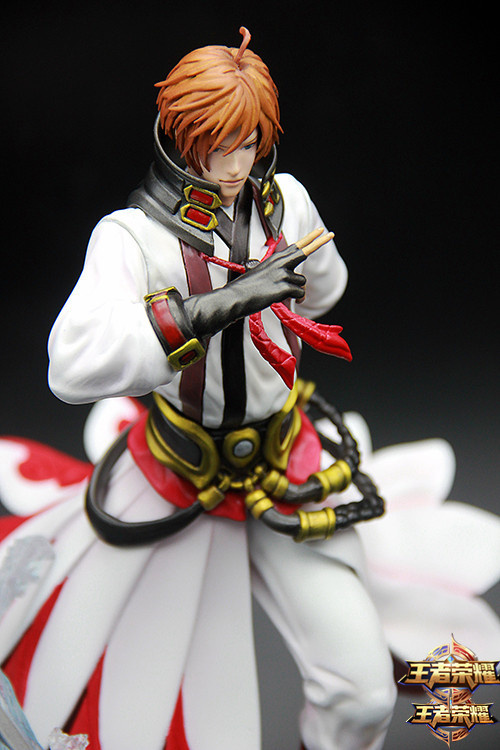  电竞周边产品热销 限量手办收藏价值持续走高