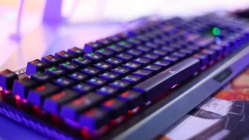  电竞选手指尖飞舞，键盘敲出冠军之路