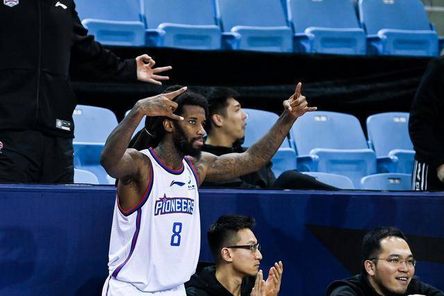  上海男篮外援发威，客场力克北京首钢队