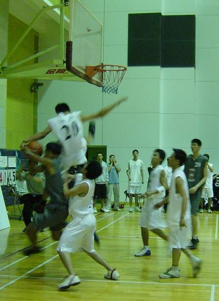  扣篮大赛激情上演，空中飞人争夺桂冠